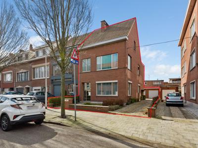 Ruime woning met mogelijkheden en twee garages op toplocatie!