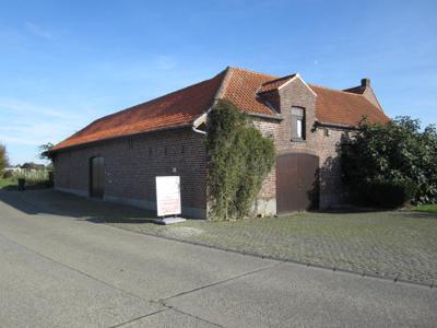 Vierkants hoeve met grond (totale oppervlakte 6956 m2)