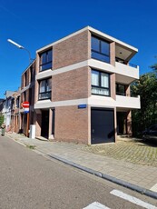 Gerenoveerd en bemeubeld appartement met tuin op toplocatie