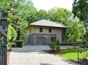 RUIME MODERNE VILLA OP PRACHTIGE LOCATIE