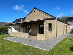 Rustige, gelijkvloerse villa met tuin