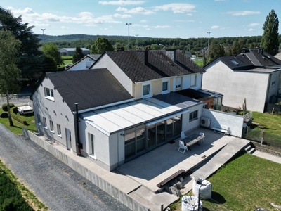 Mooi huis met 3 voorgevels, dubbele garage en tuin