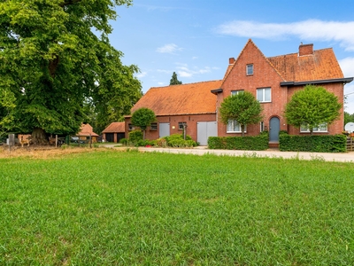 Uiterst rustig en groen gelegen hoeve op 9 hectare.