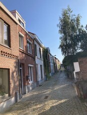 Gemeubeld huisje met tuin & parking in rustige straat