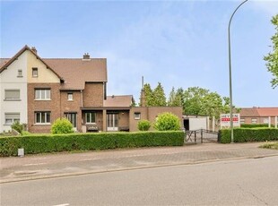 HOB met 4 slaapkamers op een perceel van 7are 34ca.