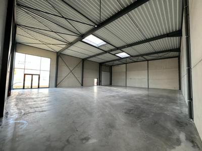 Te huur kmo-eenheid 432 m² in Gembloux