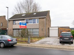 Instapklare woning met 4 slaapkamers, tuin, grote e oprit en