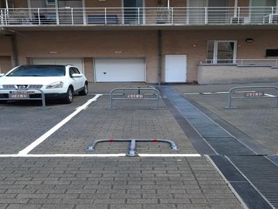 Buitenparking op binnenplein Apollocomplex