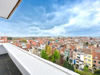 Etterbeek : Volledig gerenoveerde penthouse (2 slpk)