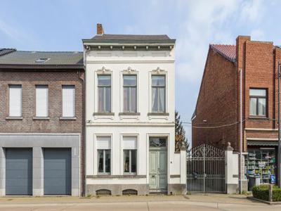 Statige herenwoning in centrum Hoegaarden.