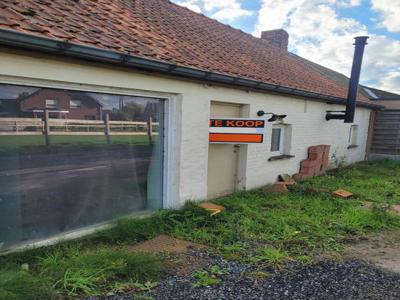 Halfopen bebouwing op rustige locatie te Tiegem. Opp 349m².