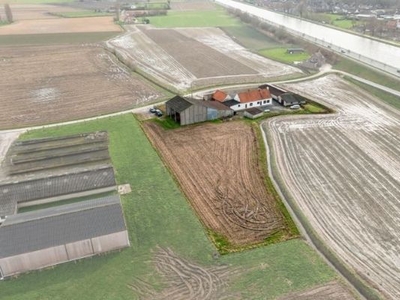 Landelijk gelegen te renoveren hoeve op 5.504 m²!