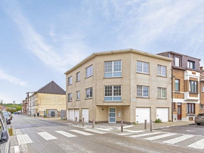 Opbrengstgebouw 2 appartementen en 4 garages op toplocatie