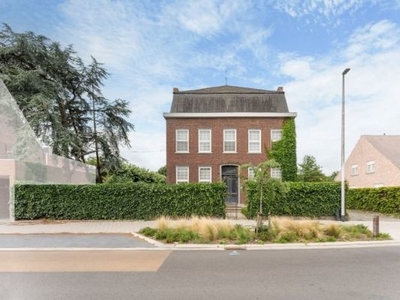 Prachtig vrijstaand herenhuis in Izegem met tuin, garage en