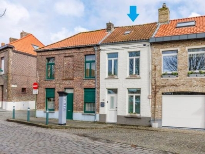 RECENT SMAAKVOL VERNIEUWDE stadswoning, uitkijkend op de MO