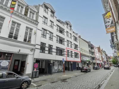 Zeer ruim 2slpk appartent met zicht op de Grote Markt.