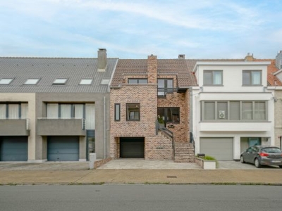 Perfect onderhouden woning met grote garage en dubbele oprit vlakbij de zee.