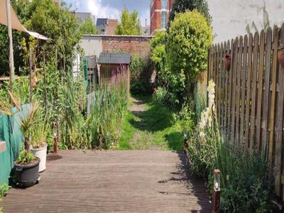 Instapklare rijwoning met grote tuin en garage in Antwerpen