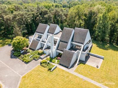 Uitzonderlijke villa midden in het groen met stallen op ca.