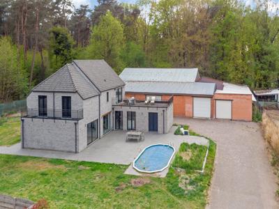 Uniek gelegen villa, met magazijnen op ca. 2800 m²