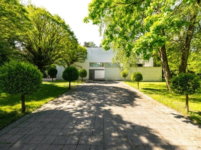 Moderne architectenwoning gelegen in de villawijk Zilverkus