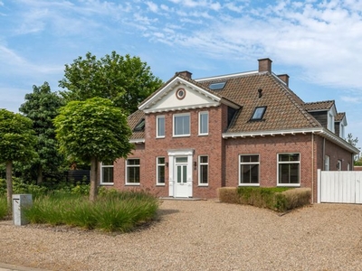 Villa met 6/7 slaapkamers, 5 badkamers en garage op 1.100 m²