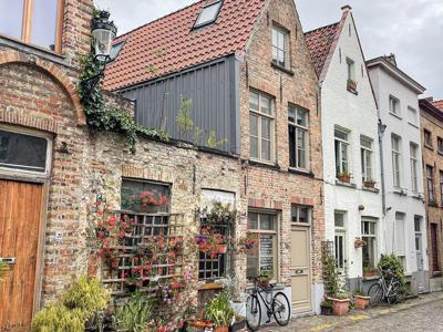 Charmante rijwoning op rustige ligging in hartje Brugge