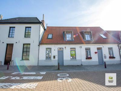 Gerenoveerde rijwoning met 3 slaapkamers en zonnige tuin in