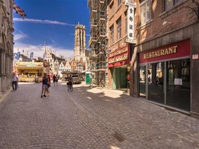 Handelspand met grote etalage op een toplocatie aan de Grote