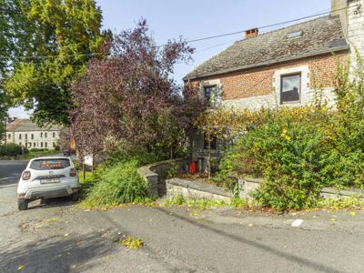 Karakteristiek dorpshuis met vrijstaande tuin