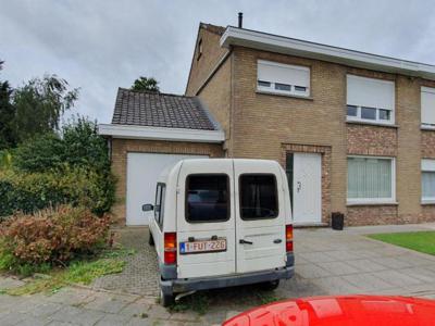 Rustig gelegen gezinswoning met garage, tuin en 3 slpk.