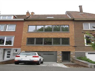 Volledig gerenoveerd 3-slpk. appartement mat garage