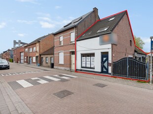 Halfopenbebouwing (148m2) met 3 slaapkamers en grote oprit op ideale locatie te koop!