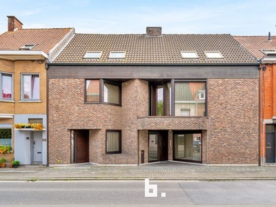 Zeer ruime architectenwoning met garages en studio's