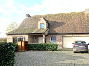 Zeer ruime villa gelegen te Bekegem + Loods (650 euro/maand