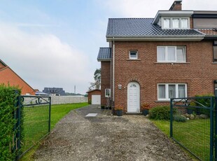 Halfopen woning met 5 slaapkamers in rustige woonwijk