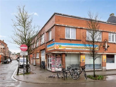 Handelspand met twee appartementen te Mechelen