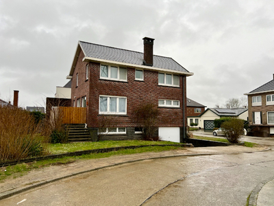 Robuste villa in doodlopende straat, 3 slpkmrs, gar. & tuin