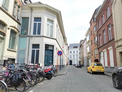 Ruime studio-appartement op centrale locatie te huur in Gent