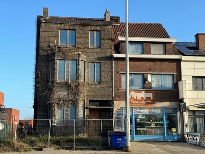 Volledig te renoveren woning met veel potentieel.