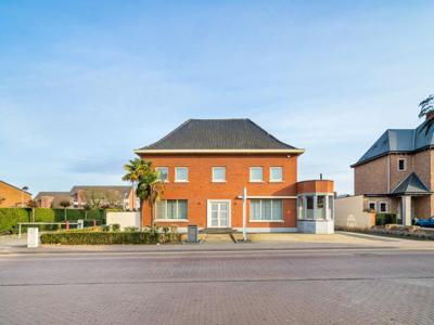 Uitzonderlijke handelswoning in het centrum van Kermt