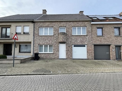 ERONDEGEM - Statige rijwoning in de dorpskern.