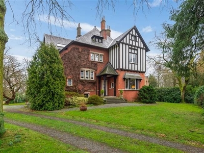 Historische villa met grote tuin nabij het park van Brasscha