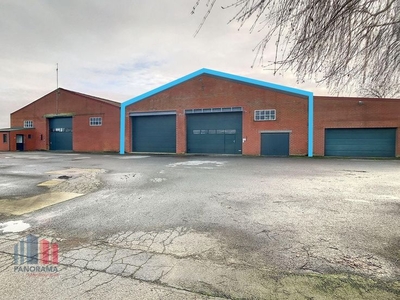 Functioneel magazijn van 860 m² met 2 sectionale poorten