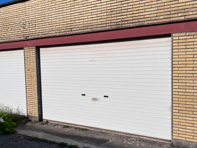 Grote garagebox op een afgesloten terrein