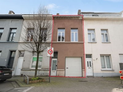 Op te frissen belétage met twee slaapkamers (111 m²) te koop!