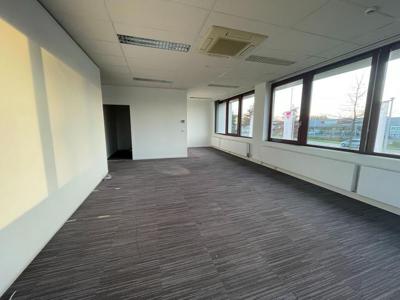 Lichtrijke kantoren van 563 m² nabij de E19