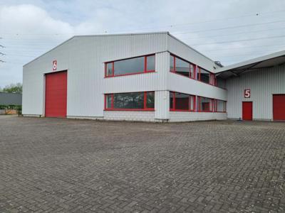 TE HUUR: 1650m² hallen met 300m² kantoren te Genk