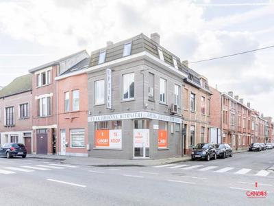 Hoekwoning met handelsruimte