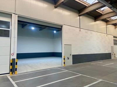 KMO-unit van 42 m² met sectionale poort nabij de E313